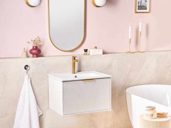 Závesná kúpeľňová skrinka s umývadlom biela so zlatým úchytom MDF 60 cm s 2 zásuvkami úložný priestor moderný štýl kúpeľňa
