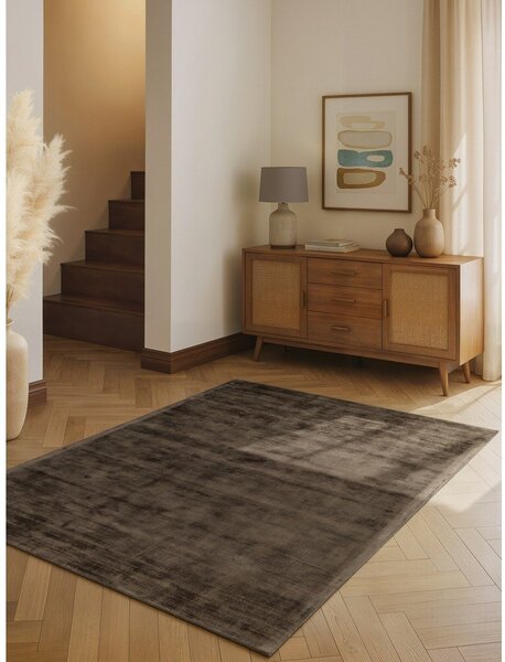 Hnedý ručne tkaný koberec z viskózy 80x150 cm Noemi – Vikosa