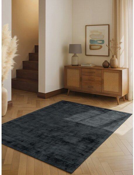 Čierny ručne tkaný koberec z viskózy 120x180 cm Noemi – Vikosa