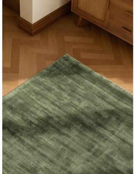 Zelený ručne tkaný koberec z viskózy 80x150 cm Noemi – Vikosa