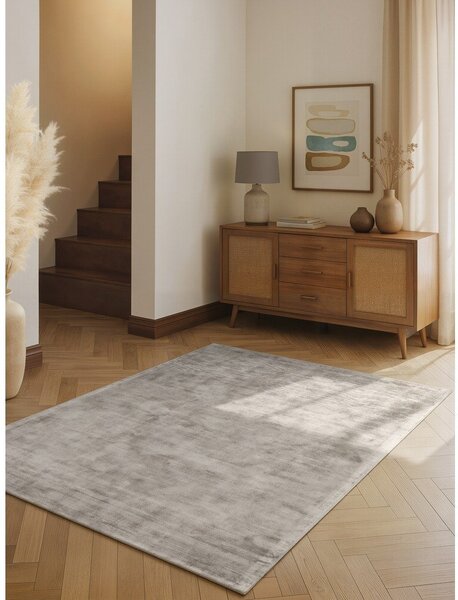 Sivý ručne tkaný koberec z viskózy 80x150 cm Noemi – Vikosa