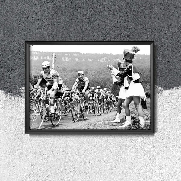 Plagát Fotografia Tour de France Jazdci pasujú mažoretky
