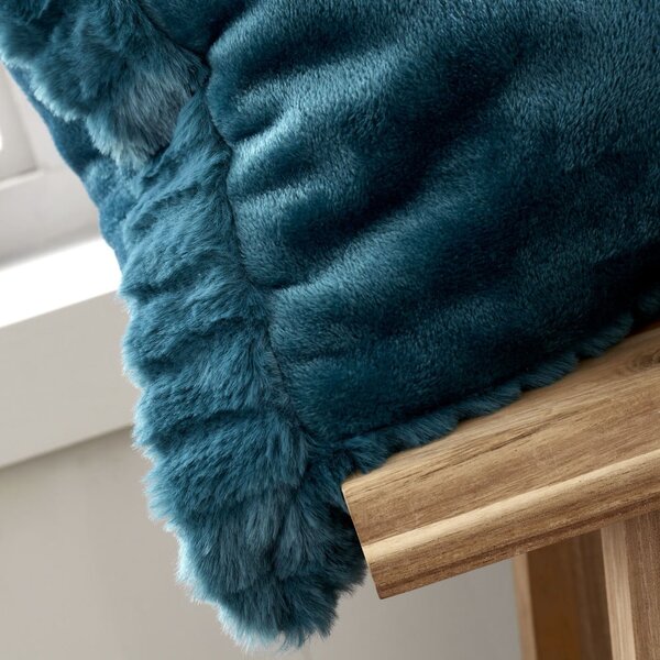 Dekoračný vankúš 55x55 cm Velvet and Faux Fur - Catherine Lansfield
