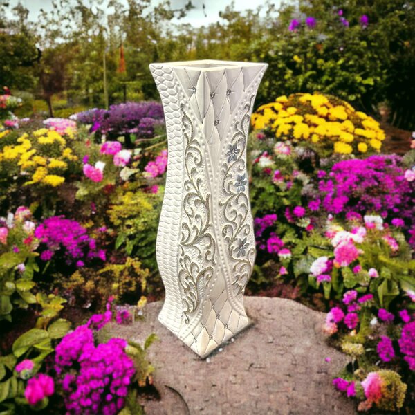 Váza so striebornou ozdobou