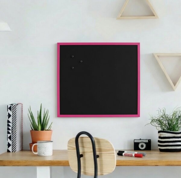 Čierna magnetická tabuľa v ružovom drevenom ráme COLOR 50x50 cm
