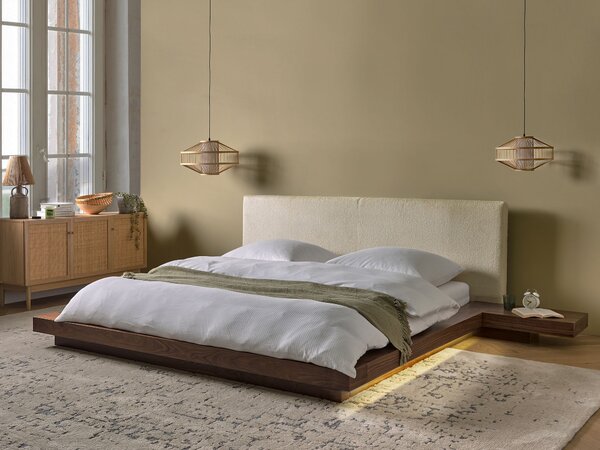 Posteľ v japonskom štýle hnedý jaseň 180 x 200 cm nízky drevený rám postele z MDF buklé čelo nočné stolíky LED osvetlenie