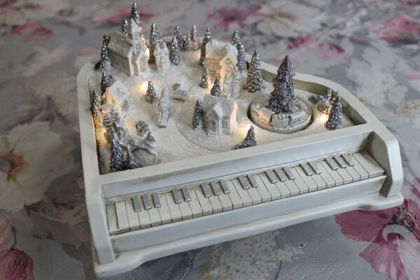 Biela svietiaca dedinka na klavíri 23cm