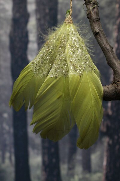Olivové závesné vtáčie pierka s glitrom 16cm