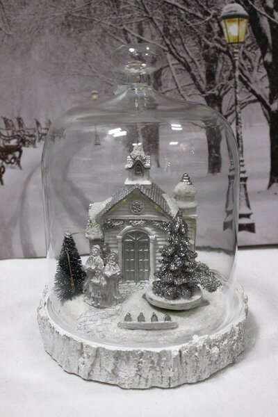 Bielo sivá svietiaca vianočná dedinka v skle 22cm