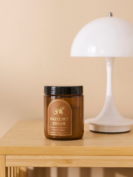 Sinsay - Voňavá sviečka Hazelunt Cream - zlatohnedá