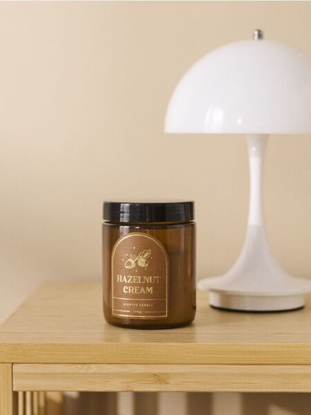 Sinsay - Voňavá sviečka Hazelunt Cream - zlatohnedá