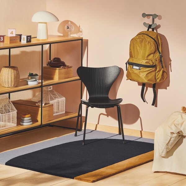 FRITZ HANSEN Stolová lampa Night Owl, Smokey White / Ash