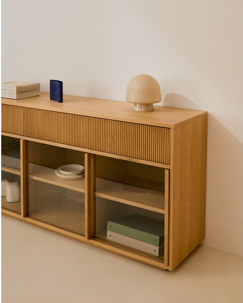 Vitrína v dekore duba s posuvnými dverami v prírodnej farbe 200x80x40 cm Helvine – Kave Home