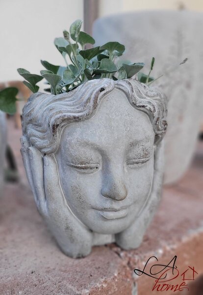 Šedý cementový kvetináč hlava dievčatá v dlaniach - 14*16*17 cm - Clayre & Eef