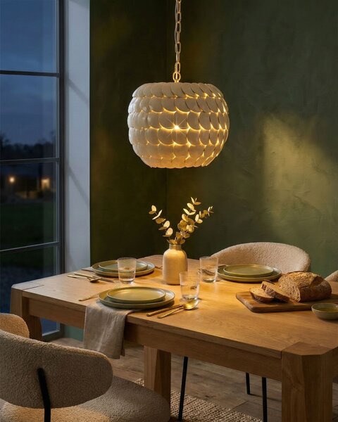 Závesná lampa béžová kokosová škrupina prírodný prímorský boho štýl obývačka kuchyňa