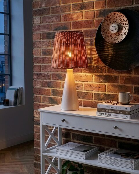 Stolná lampa biela keramický podstavec ratanové tienidlo nočná lampa boho štýl obývačka spálňa