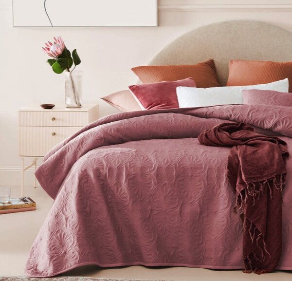 Prešívaný prehoz 170 x 210 cm do spálne v indickej ružovej farbe Ružová