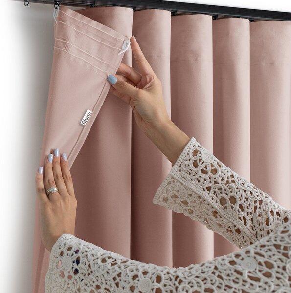 Svetloružový zamatový dimout záves 140x175 cm Velto – Filumi